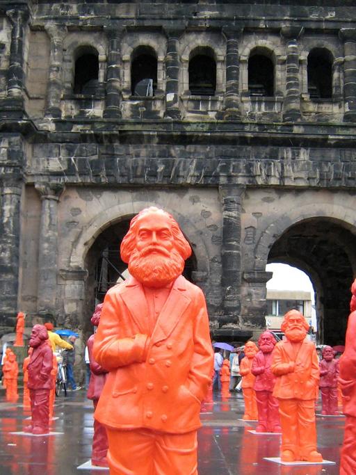 Karl Marx vor der Porta Nigra. Im Rahmen einer Installation des Künstlers Ottmar Hörl wurden 500 ein Meter hohe Karl Marx-Figuren aus Kunststoff um das Wahrzeichen der Stadt an der Mosel aufgestellt.