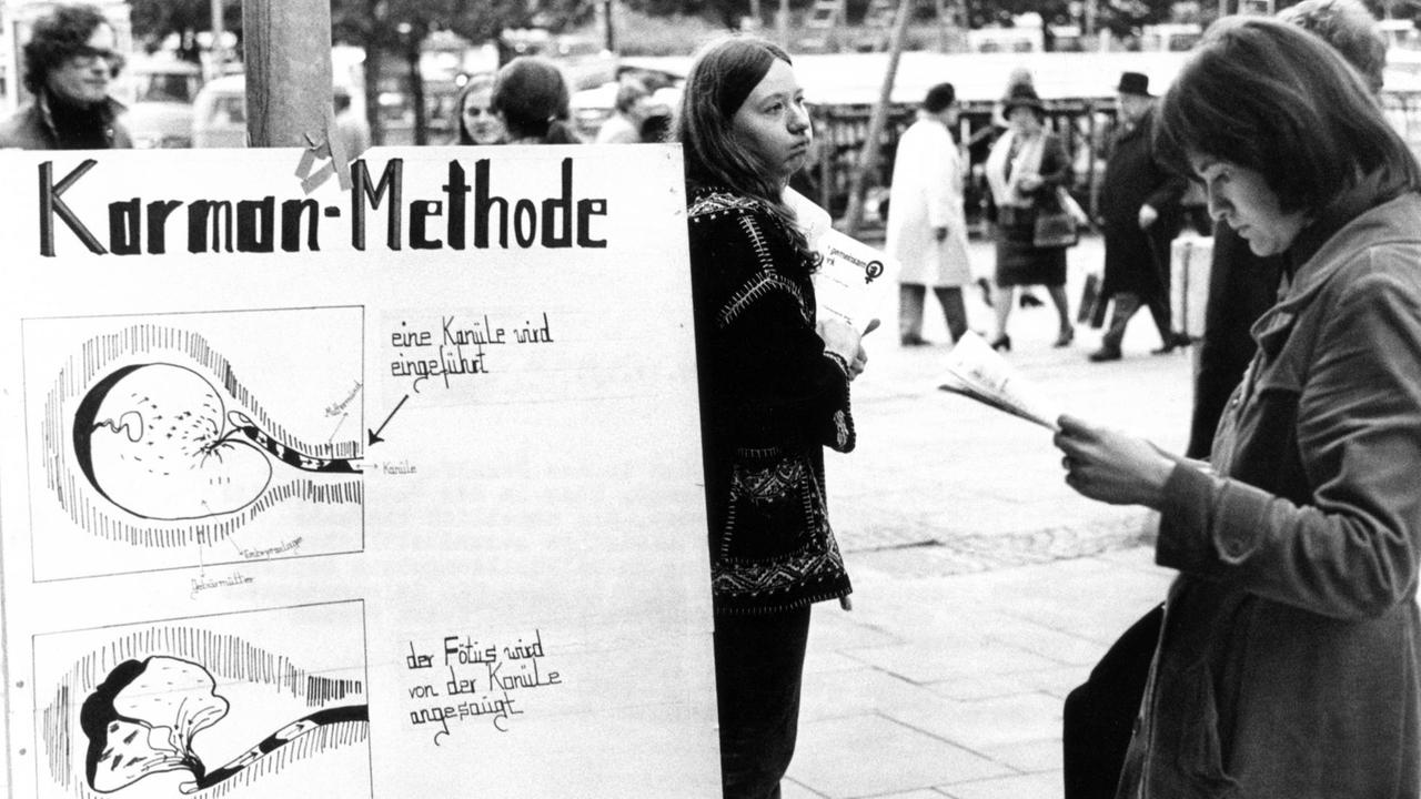 Frankfurter Frauengruppen informieren am 05.11.1973 in der Innenstadt von Frankfurt mit einem Plakat über die in den USA praktizierte Abtreibungsmethode nach Karman. 