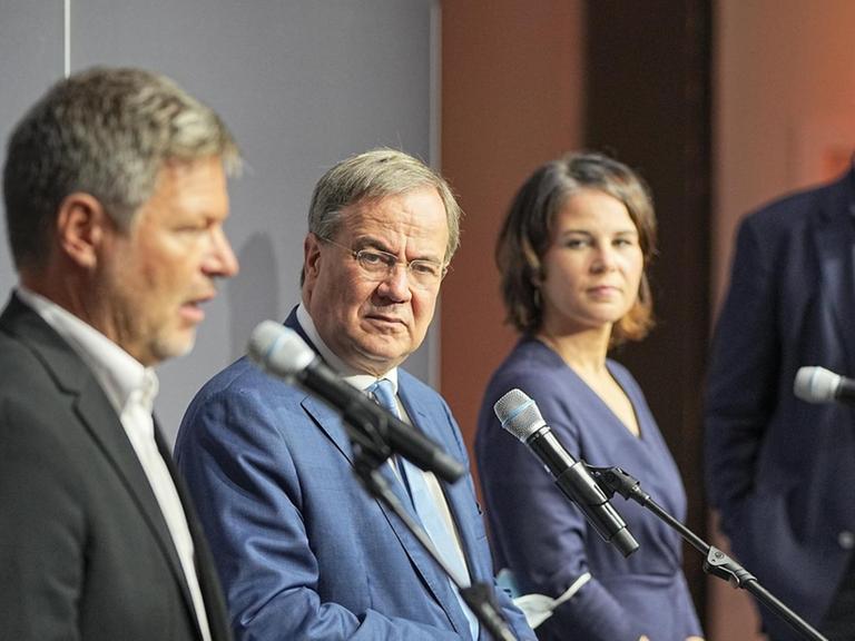 Bei einer Pressekonferenz: Armin Laschet, CDU-Bundesvorsitzender und Ministerpräsident von Nordrhein-Westfalen, Annalena Baerbock, Bundesvorsitzende von Bündnis 90/Die Grünen, Robert Habeck, Bundesvorsitzender von Bündnis 90/Die Grünen und Markus Söder, Ministerpräsident von Bayern und CSU-Chef.