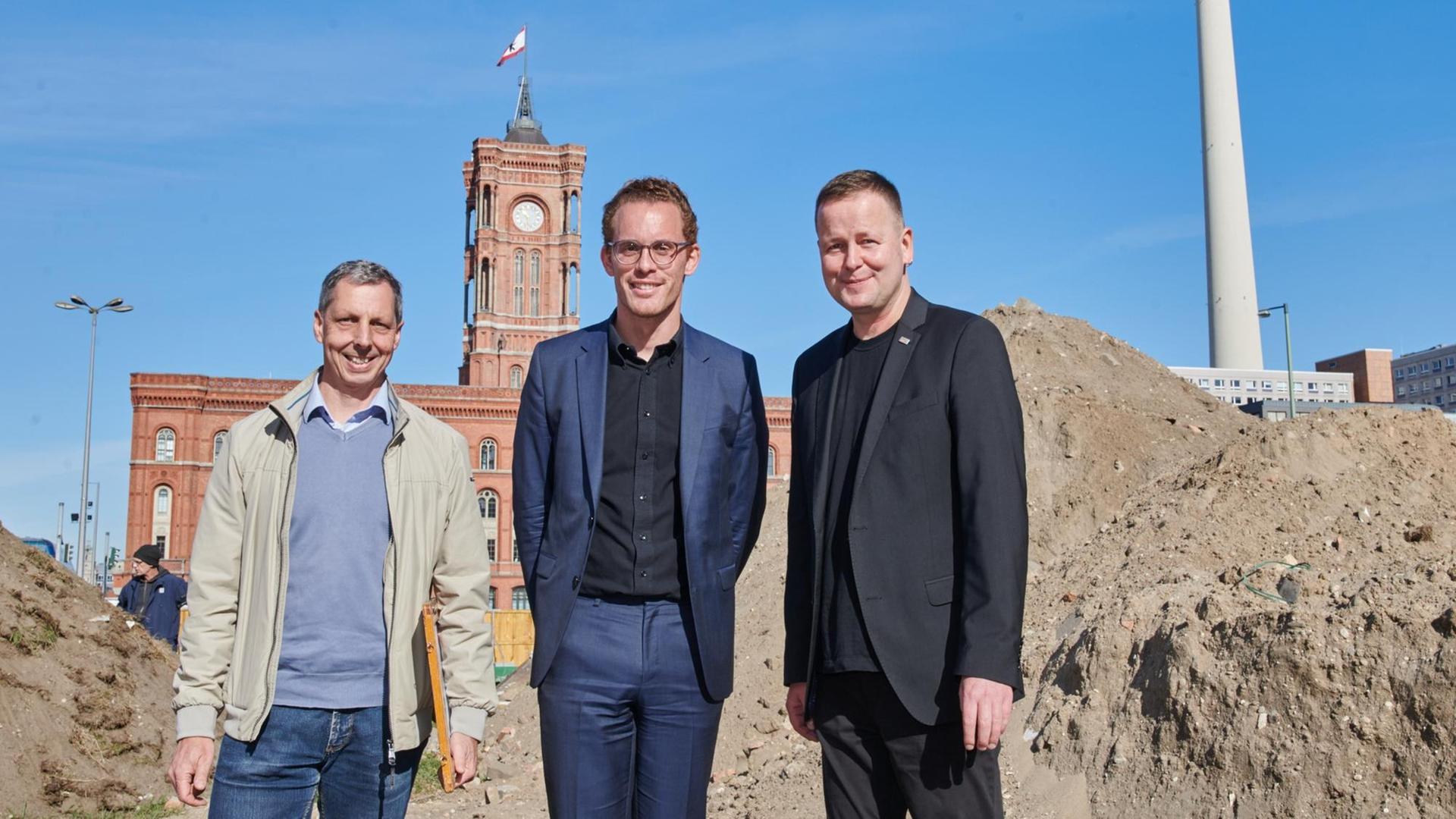 Michael Malliaris, Projektleiter, Christoph Rauhut, Landeskonservator und Klaus Lederer (Linke), Kultursenator, stehen auf dem Bauabschnitt A3 an den Grabungen des Landesdenkmalamtes am Molkenmarkt. Michael Malliaris, Projektleiter, Christoph Rauhut, Landeskonservator und Klaus Lederer (Linke), Kultursenator, stehen auf dem Bauabschnitt A3 an den Grabungen des Landesdenkmalamtes am Molkenmarkt.