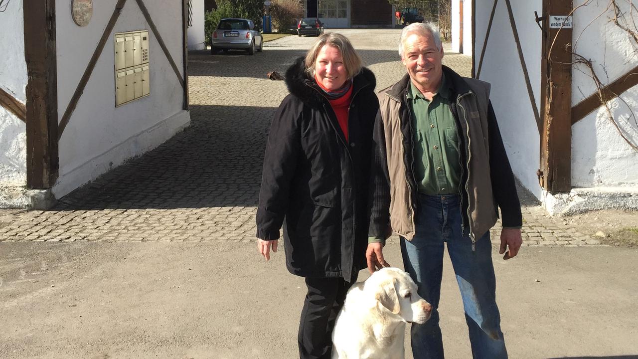 Ludwig und Marlies Grandl, die Besitzer des Wolfganghofs, mit ihrem Hofhund.