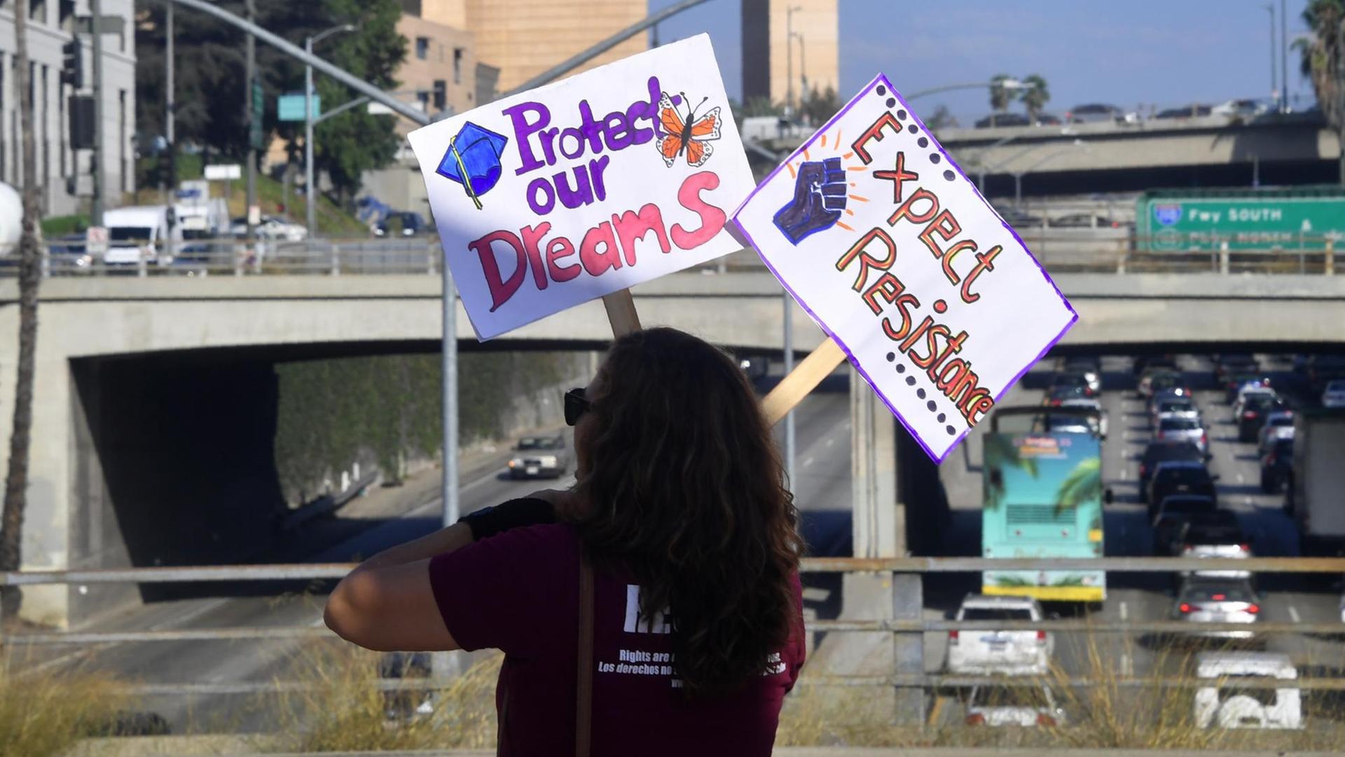 In Kaliforniern protestieren junge Menschen gegen die Abschaffung des sogenannten Dreamer-Programms.