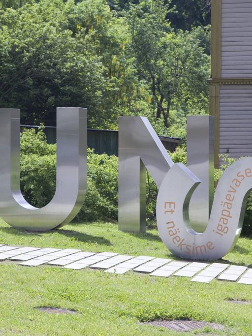 Fünf mannshohe silberfarbene Buchstaben "KUNST" vor dem Eingang des Kunstmuseums KuMu in Tallin, Estland.