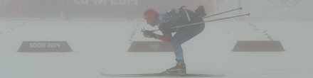 Ein Biathlet trainiert in Sotschi im dichten Nebel Ein Biathlet trainiert in Sotschi im dichten Nebel