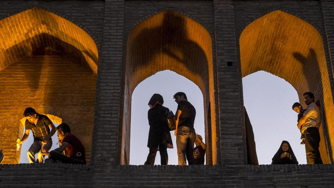 Junge Iranerinnen und Iraner auf einer der alten Brücken von Isfahan