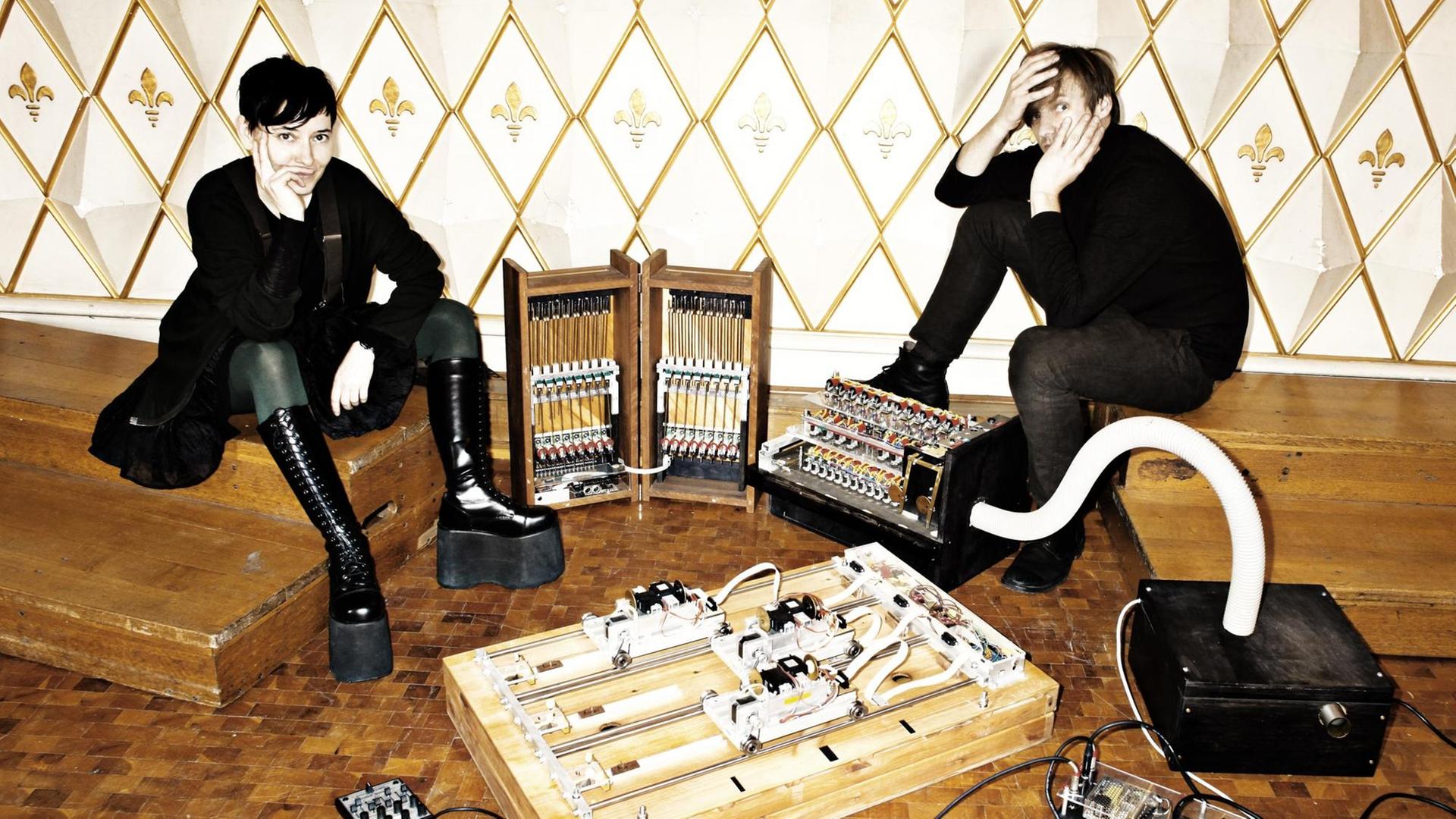 Das elektronische Musikensemble gamut inc, bestehend aus Maciej Sledziecki und Marion Wörle.