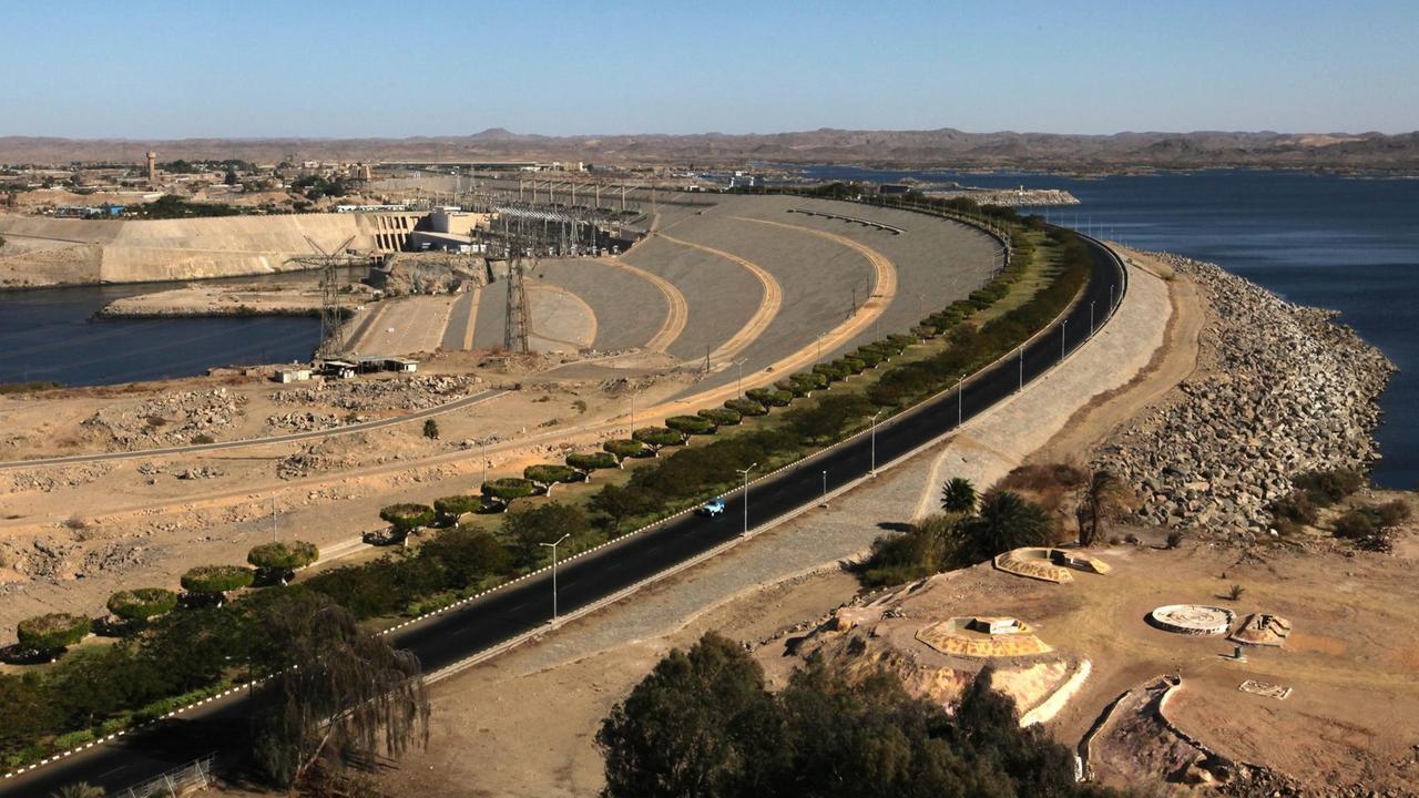 Blick auf den Assuan-Staudamm in Ägypten