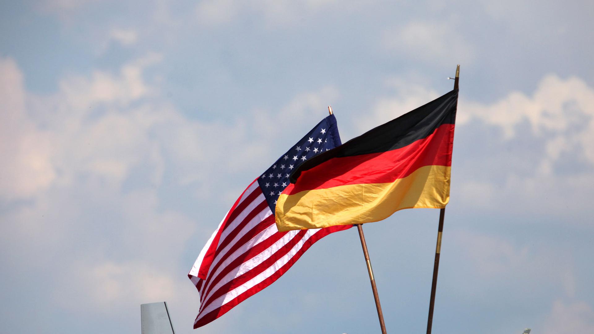 Die Flaggen von Deutschland und den USA.