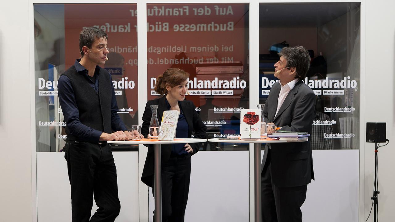Henning Ahrens (l.) und Nora Bossong im Gespräch mit Joachim Scholl bei der Frankfurter Buchmesse 2015.