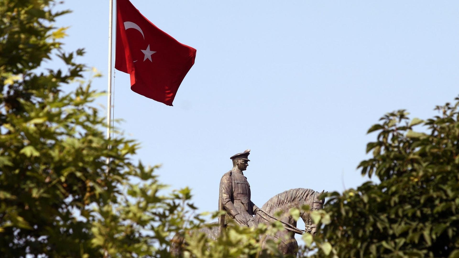 Eine Statue des türkischen Staatsgründers Mustafa Kemal Atataurk auf dem Cumhuriyet-Platz in Kayseri.