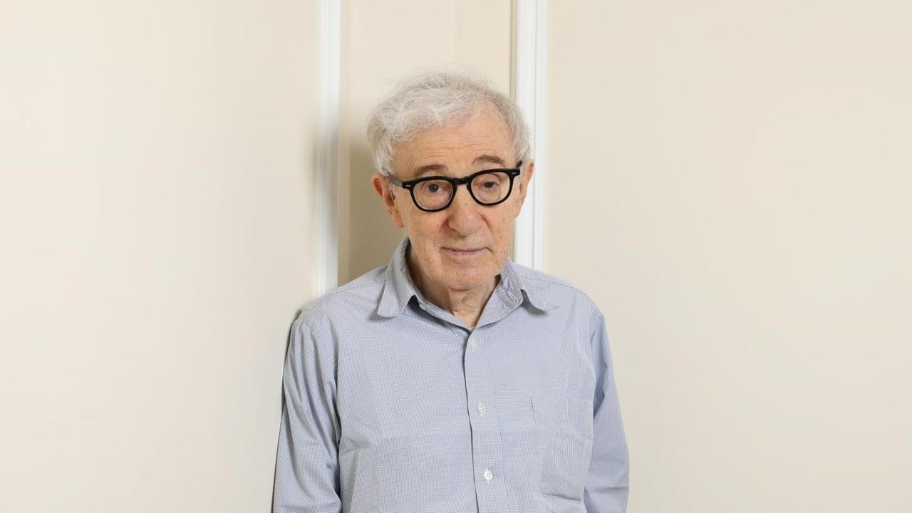 Der Filmemacher Woody Allen lehnt sich an die Wand in einer Zimmerecke.