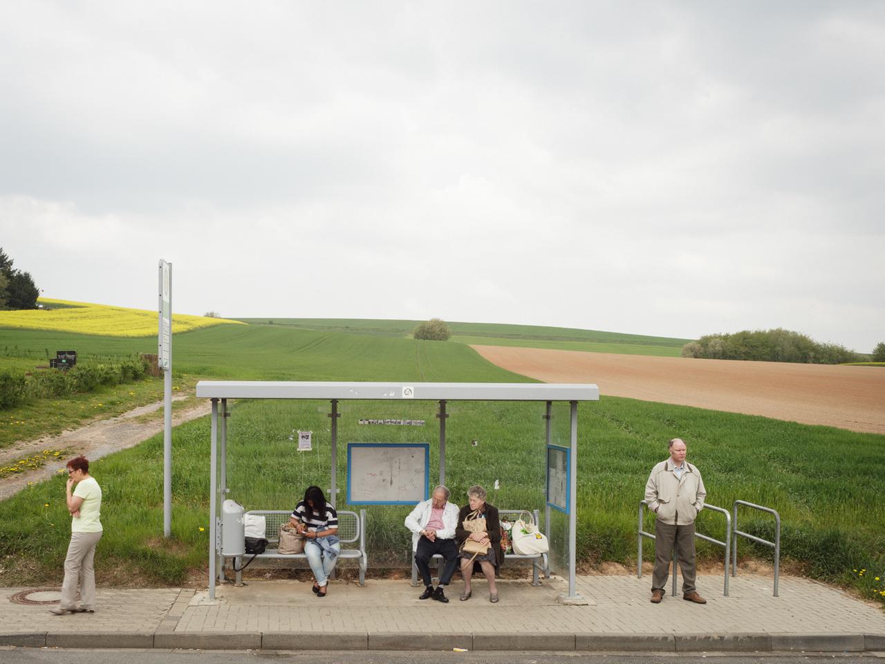 Bushaltestelle mit wartenden Menschen, Ebergötzen bei Göttingen, Zweite Heimat, Foto-Reihe von Fotograf Peter Bialobrzeski