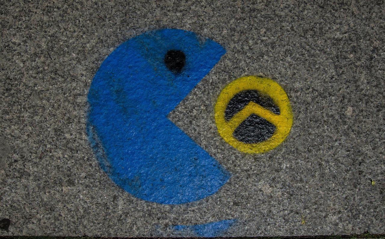 Ein Graffiti zeigt, wie ein blauer Pac-Man ein schwarz-gelbes Lambda-Zeichen der sogenannten Identitären Bewegung auffrisst.