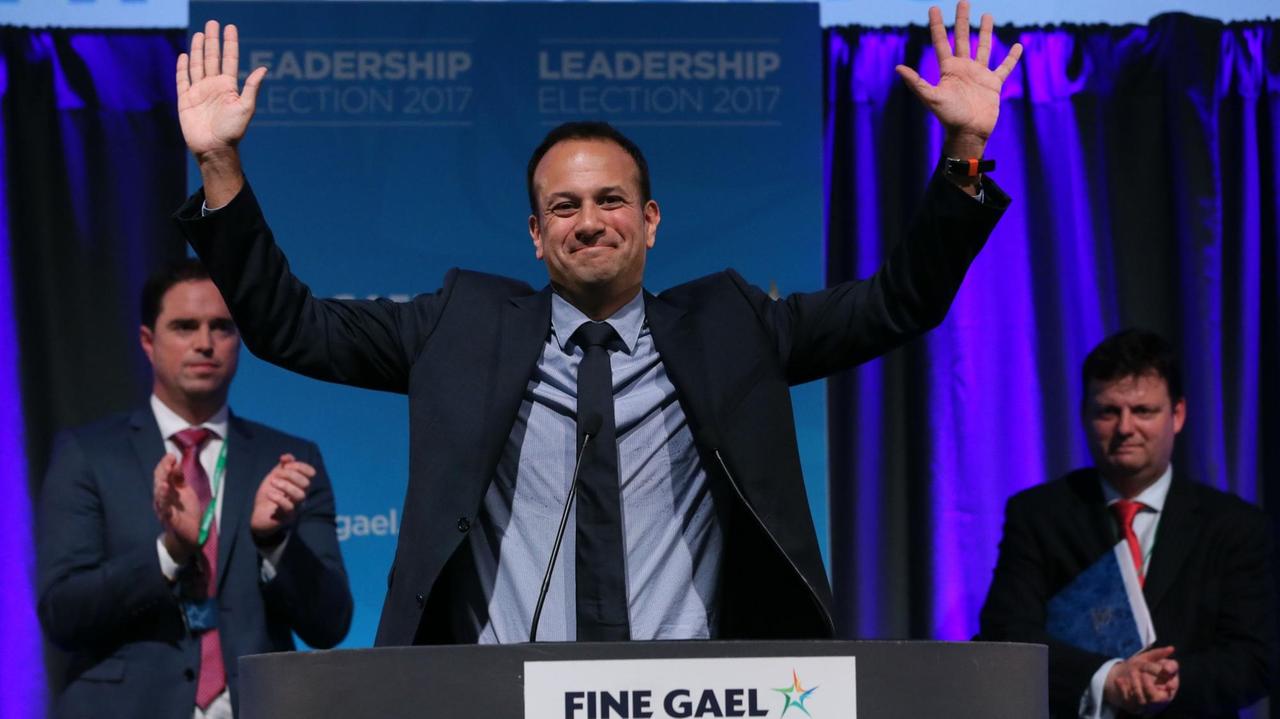Leo Varadkar hebt an einem Podium im Jubel die Hände. 