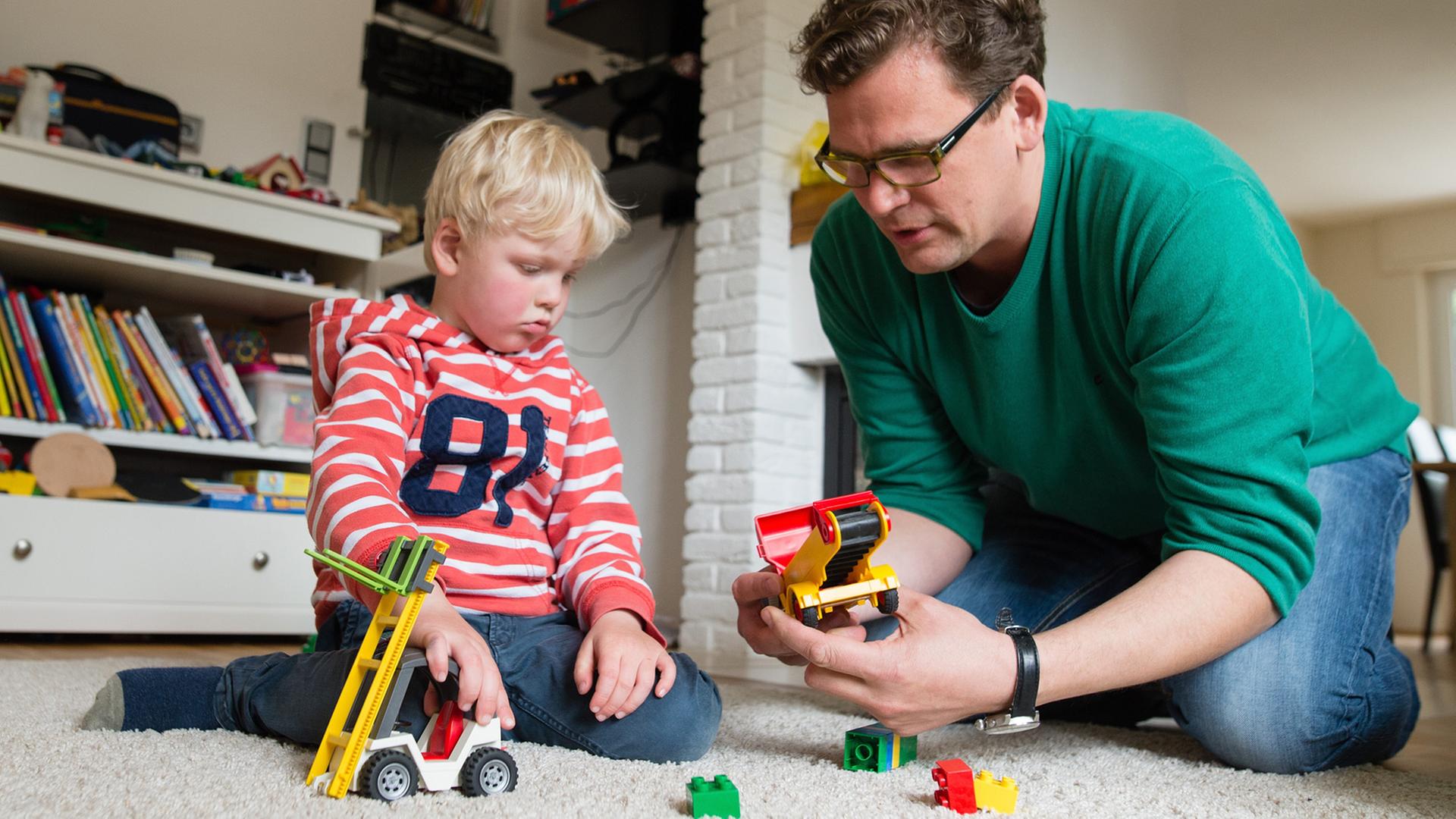 Ein Vater bei der Arbeit: Immer mehr Männer gehen in Elternzeit, allerdings steigen die meisten nur für zwei Monate aus dem Job aus.