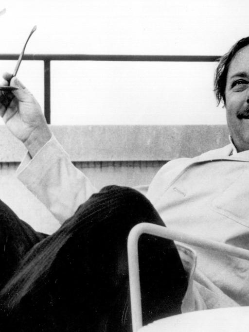 Mit einem übergroßen Glas Whisky und einer Zigarette hat es sich der amerikanische Schriftsteller und Bühnenautor Tennessee Williams auf dem Dachgarten des Londoner Carlton Tower Hotels bequem gemacht, aufgenommen am 1. August 1962