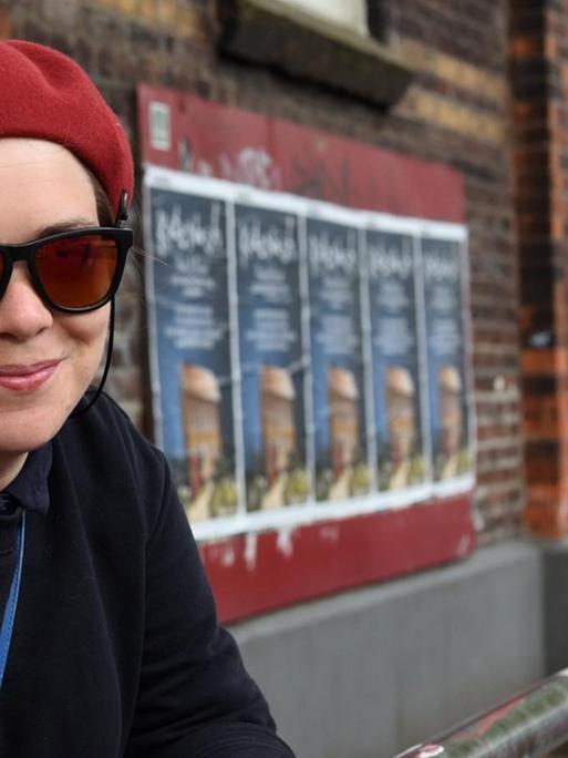 Die österreichische Autorin und Künstlerin Stefanie Sargnagel steht in Düsseldorf vor dem Kulturzentrum "zakk".