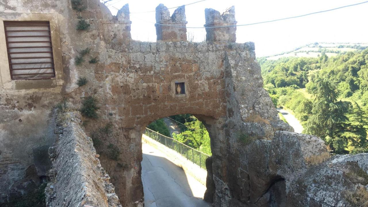 Das Schloss von Civitella Cesi von außen.