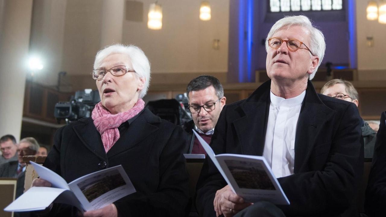 Die Vorsitzende der Synode der Evangelischen Kirche in Deutschland, Irmgard Schwaetzer, und der EKD-Ratsvorsitzende Bischof Heinrich Bedford-Strohm mit Gesangbüchern im Eröffnungsgottesdienst.