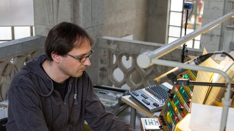 Der Organist Dominik Susteck, Gründer und Leiter des Festivals Orgel-Mixturen, an der Orgel in der Kölner Kirche Sankt Peter 