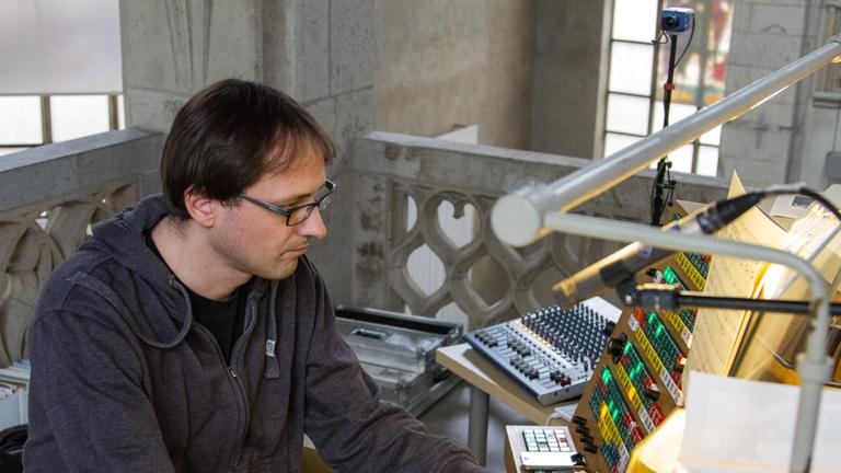 Der Organist Dominik Susteck spielt in der Kölner Kirche Sankt Peter Mauricio Kagels Kompositionen für Orgel 