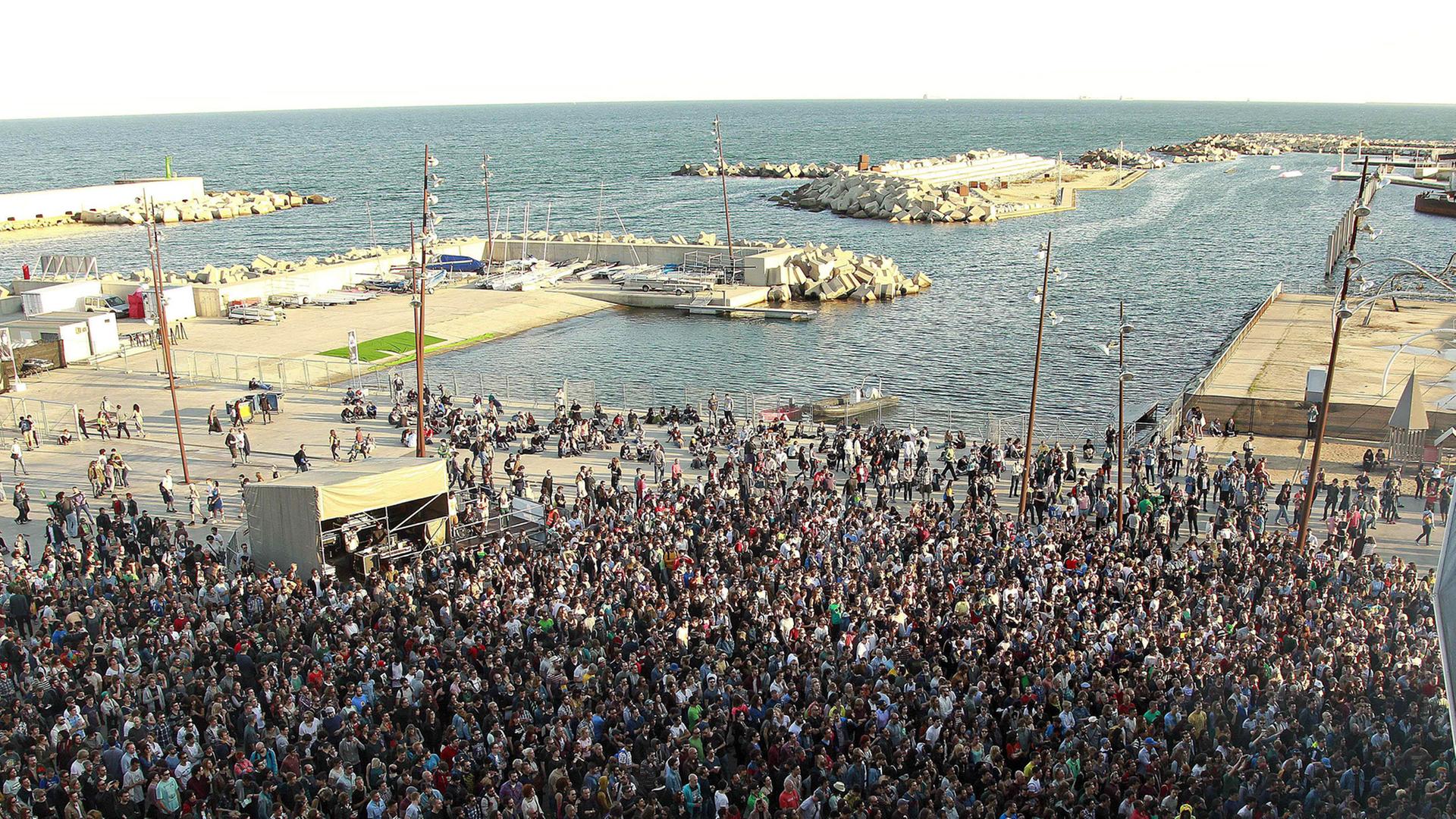 Ein Blick auf zahlreiche Besucher des Primavera Sound Festivals in Barcelona 2014.