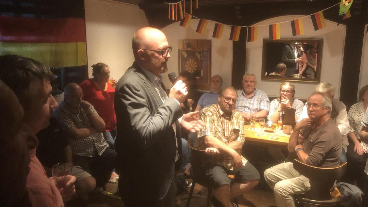Duisburgs Oberbürgermeister Sören Link (SPD) beim Thekengespräch im Haus Ettwig