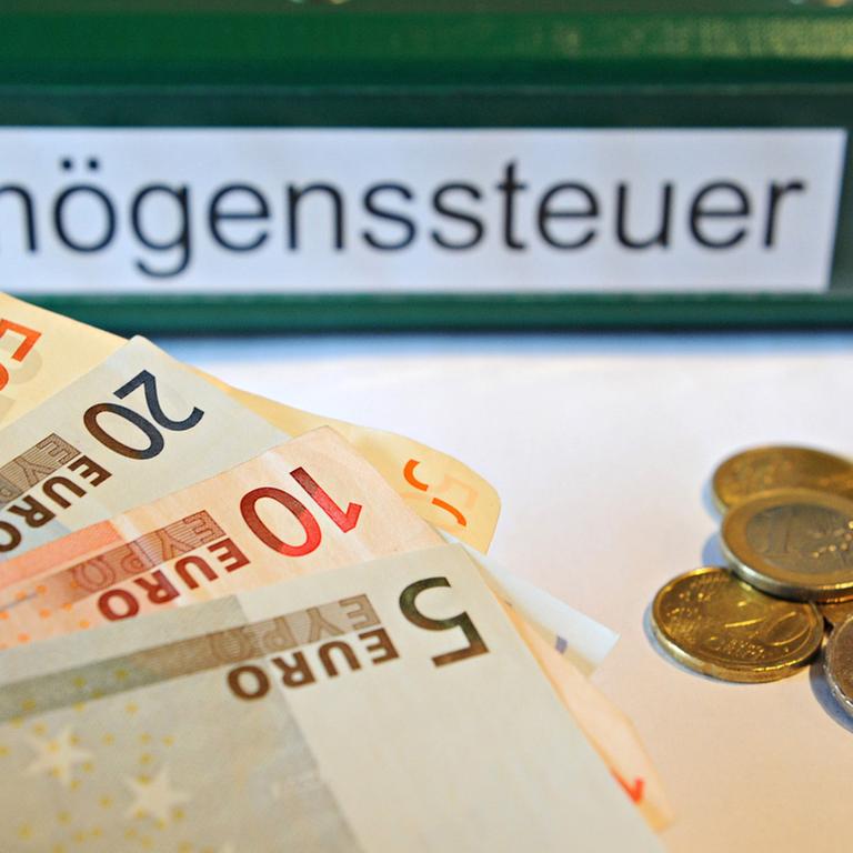 Wenn es um Armut in Deutschland geht, wird oft die Wiedereinführung der Vermögenssteuer gefordert - Geld, das in Bildung und Chancengleichheit fließen soll.