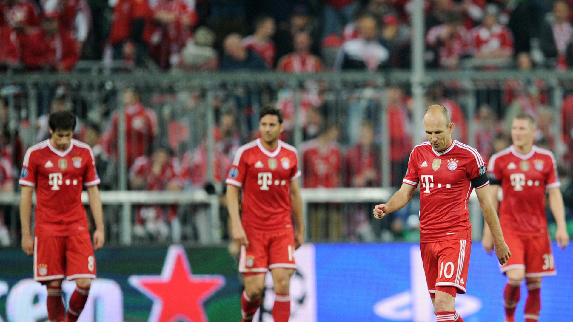 Gehen mit hängenden Schultern vom Platz: Arjen Robben (2.v.r.) und weitere Bayern-Spieler im Halbfinale der Champions League. Gehen mit hängenden Schultern vom Platz: Arjen Robben (2.v.r.) und weitere Bayern-Spieler im Halbfinale der Champions League.