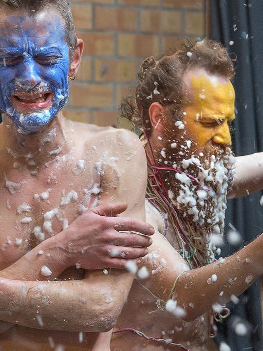 Performance "We don't speak to be understood" der flämischen Theatermacher Pieter Ampe und Benjamin Verdonck bei den Tanztagen Potsdam 2015