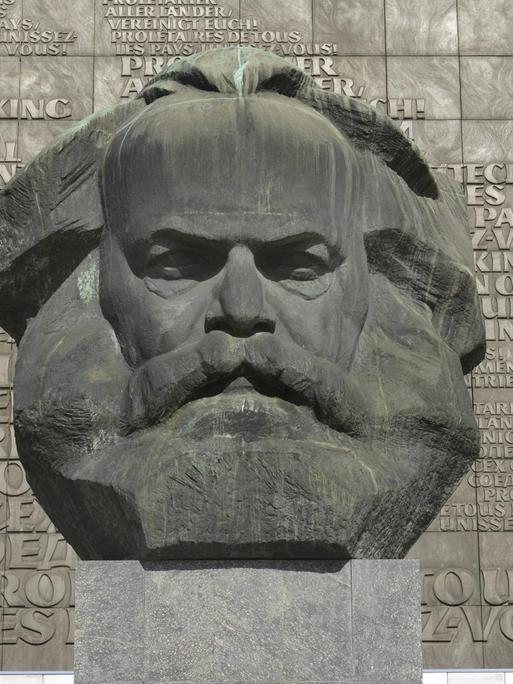 Das Karl-Marx-Monument ist eine 7,10 Meter (mit Sockel über 13 Meter) hohe und ca. 40 Tonnen schwere Plastik, die den Kopf von Karl Marx stilisiert darstellt. Es ist das bekannteste Wahrzeichen der Stadt Chemnitz und befindet sich im Stadtzentrum an der Brückenstraße nahe der Kreuzung zur Straße der Nationen.