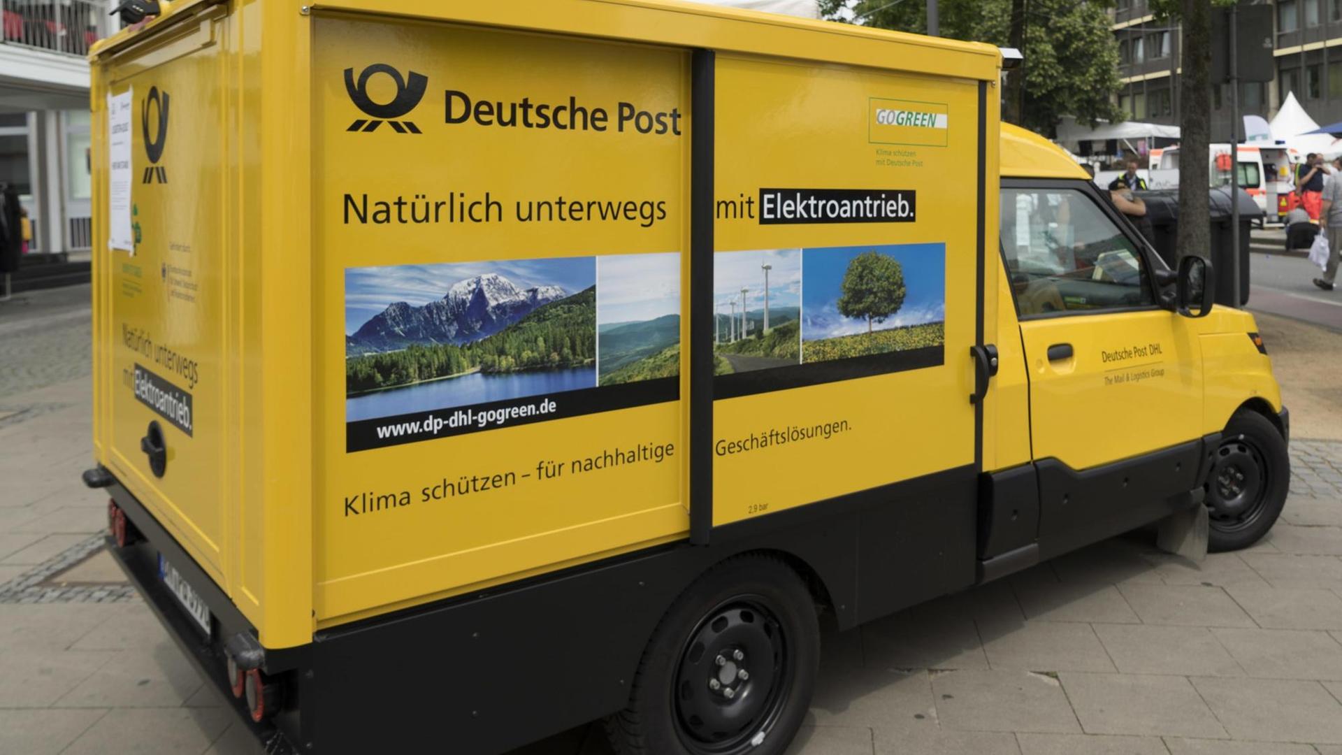 Elektrischer Paketwagen der Deutschen Post in Bielefeld