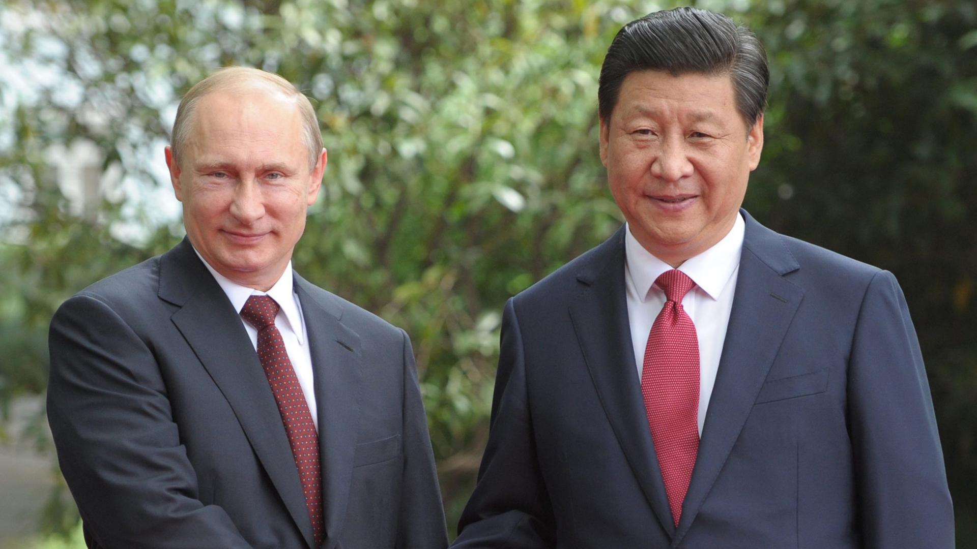 Begrüßung unter Präsidenten: Wladimir Putin (l.) und Xi Jinping