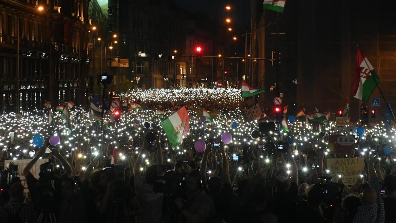 Das Bild zeigt eine regierungskritische Demonstration abends in Budapest.