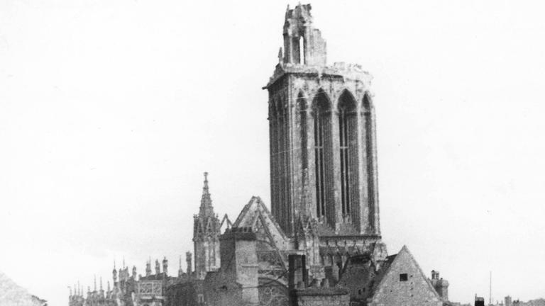 Blick auf die im Zweiten Weltkrieg nach der Landung der Alliierten in der Normandie zerstörte Kathedrale der Stadt Caen in Frankreich, undatiertes Archivbild vom Juni 1944.