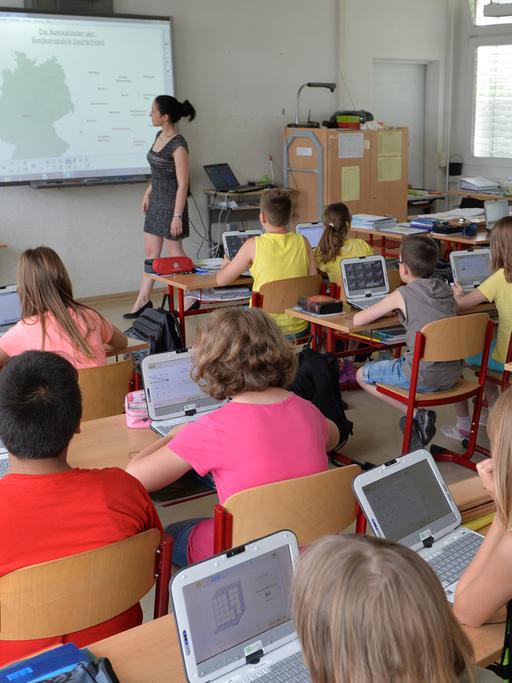 Schüler sitzen in einem Klassenzimmer. 