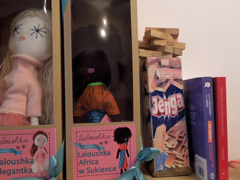 Eine hell- und eine dunkelhäutige Puppe im Kindergarten von Dorota Loboda