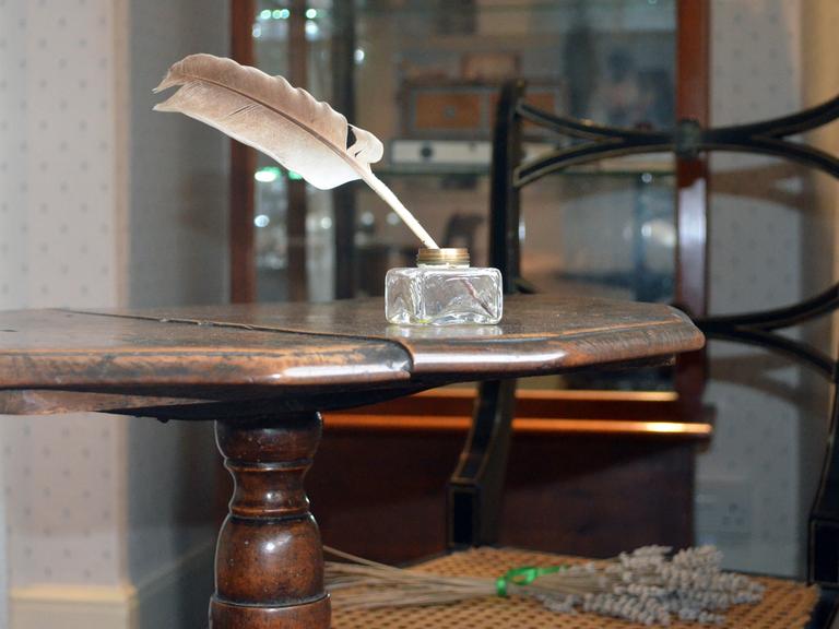 An diesem Holztischchen hat die englische Schriftstellerin Jane Austen geschrieben.