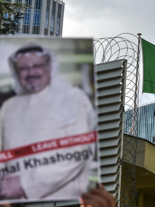 Ein Protestler hält das Bild des Journalisten Jamal Khashoggi hoch - in der Nähe des saudi-arabischen Konsulats in Istanbul