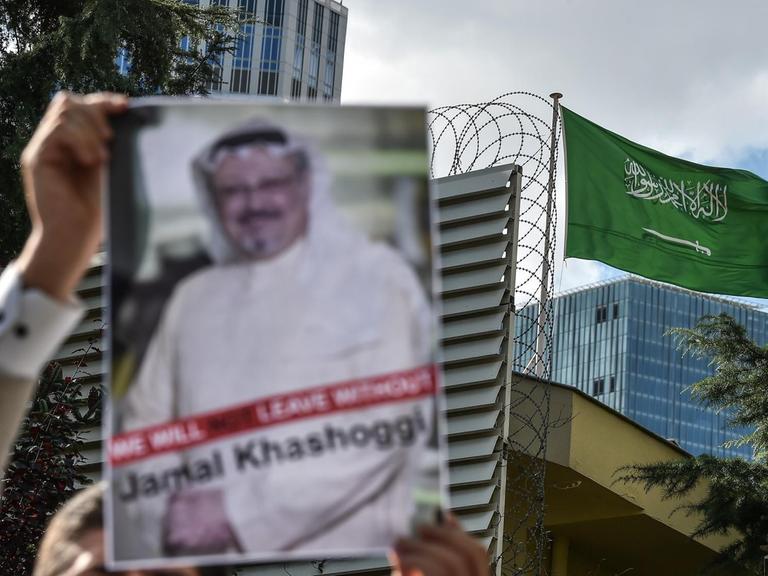 Ein Protestler hält das Bild des Journalisten Jamal Khashoggi hoch - in der Nähe des saudi-arabischen Konsulats in Istanbul