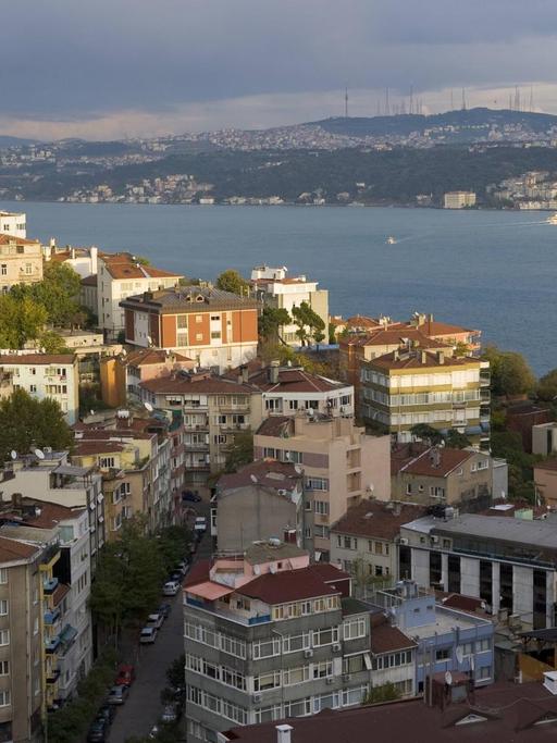 Blick auf Bosporus vom Szeneviertel Cihangir aus gesehen, Istanbul