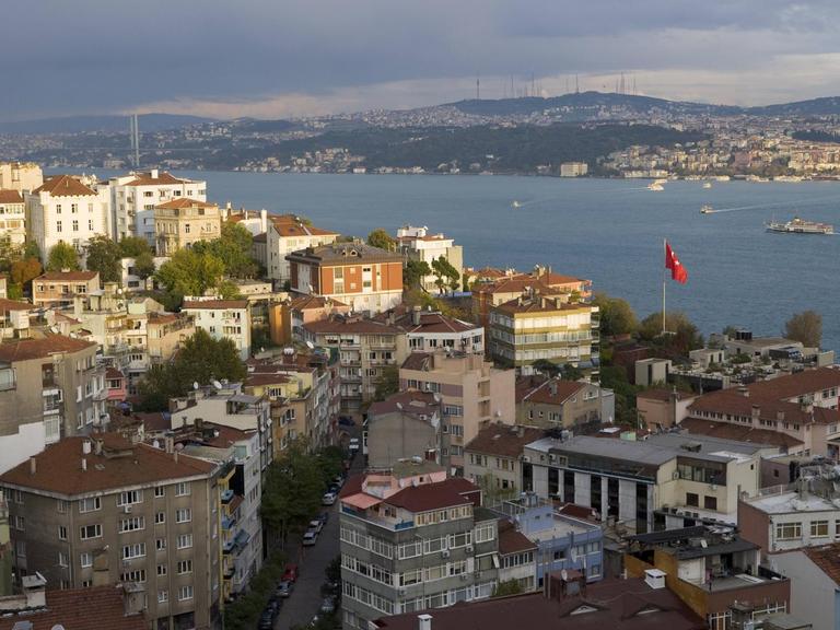 Blick auf Bosporus vom Szeneviertel Cihangir aus gesehen, Istanbul