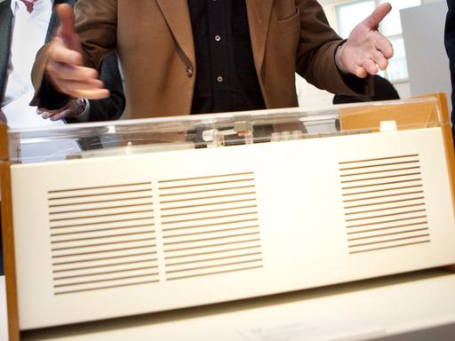 Designer Dieter Rams steht am Dienstag (18.05.2010) im Museum für Angewandte Kunst in Frankfurt am Main hinter einem seiner legendären Stücke - dem "Schneewittchensarg", einer Kompaktanlage der Firma Braun aus dem Jahr 1963.