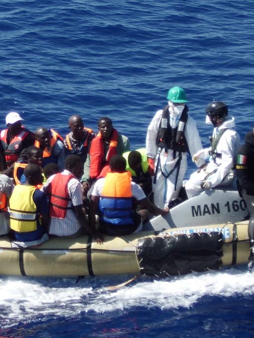 Ein Foto der italienischen Marine vom 14.09.2014 zeigt gerettete Flüchtlinge aus Afrika