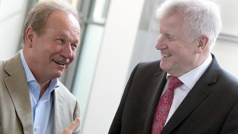 Kurz vor dem Start der dritten Verhandlungsrunde im Tarifstreit für den öffentlichen Dienst unterhalten sich Bundesinnenminister Horst Seehofer (CSU, r) und der Verdi-Vorsitzende Frank Bsirske (l) (15.4.2018).