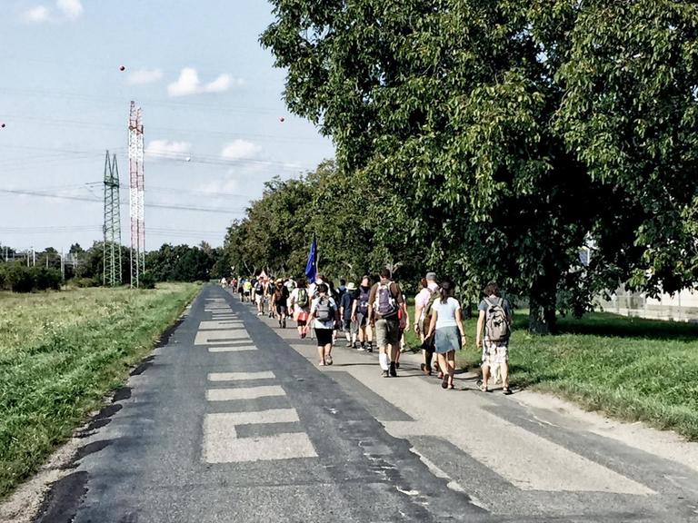 Menschen laufen auf einer Straße