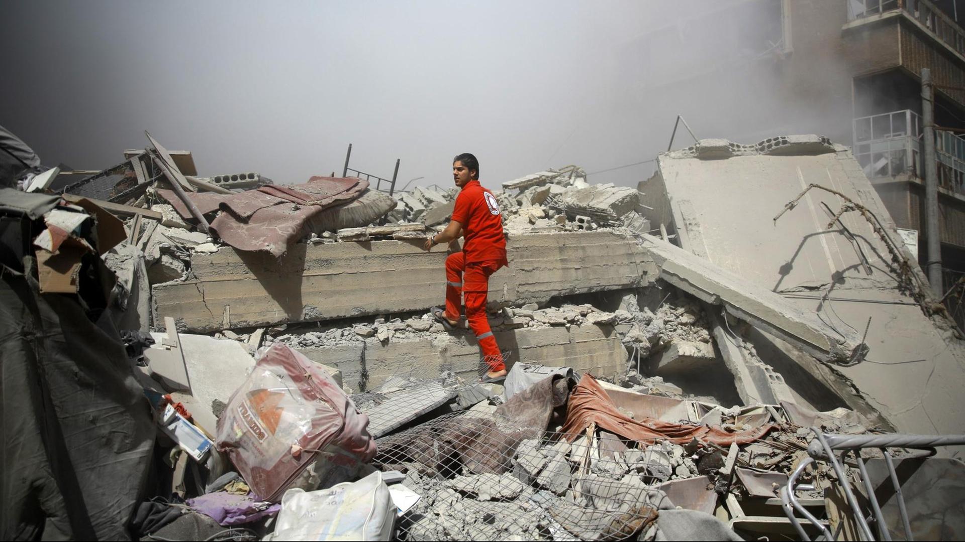 Ein Helfer des Roten Halbmondes in den Trümmern in Duma, nahe Damaskus, im August 2015.