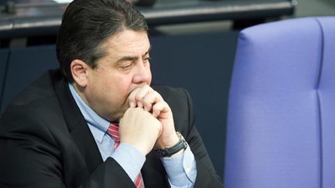 Sigmar Gabriel verfolgt nachdenkllich schauend eine Debatte im Bundestag