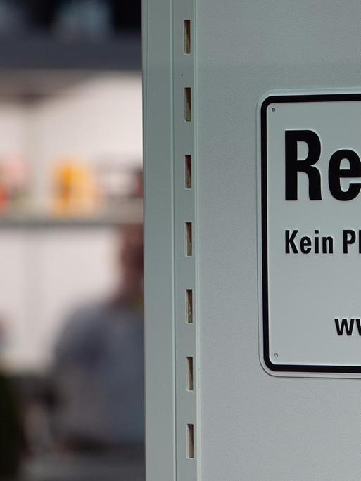 "Respekt! Kein Platz für Rassismus", heißt es auf einem Schild. Im Hintergrund: Stand des umstrittenen Jungeuropa-Verlages auf der Frankfurter Buchmesse.