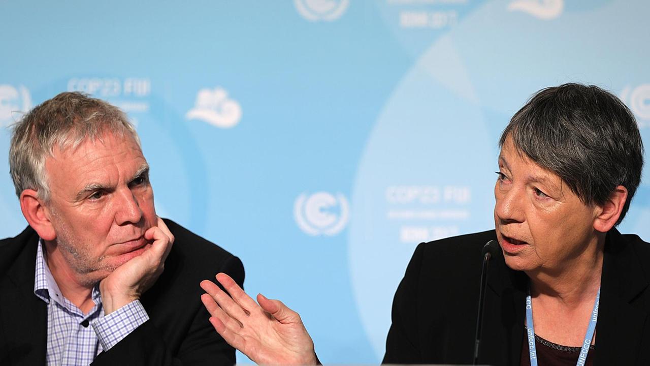 Bundesumweltministerin Barbara Hendricks (SPD) äußert sich 17.11.17 in Bonn mit ihrem Staatssekretär Jochen Flasbarth zu den Ergebnissen der Weltklimakonferenz.